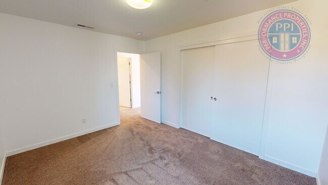 Building Photo - Modern Townhome In SE  2 Bdrm +Loft- Large...
