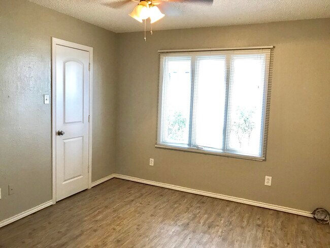 Building Photo - 8606 Geneva Ave