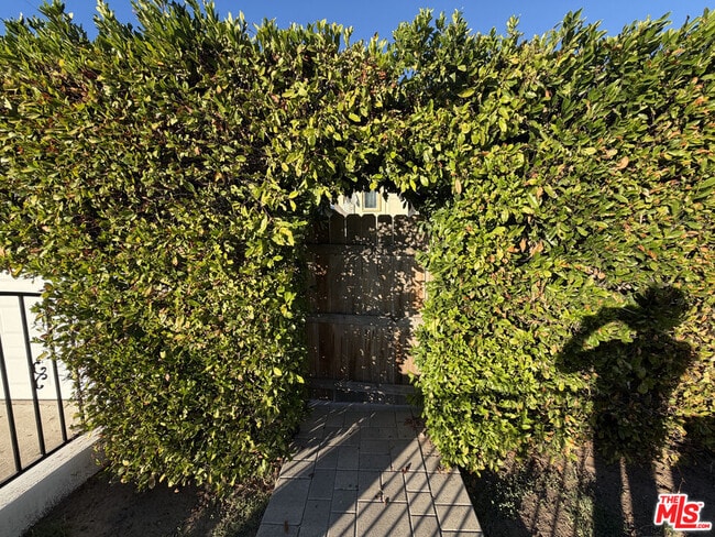 Building Photo - 5335 Rhea Ave