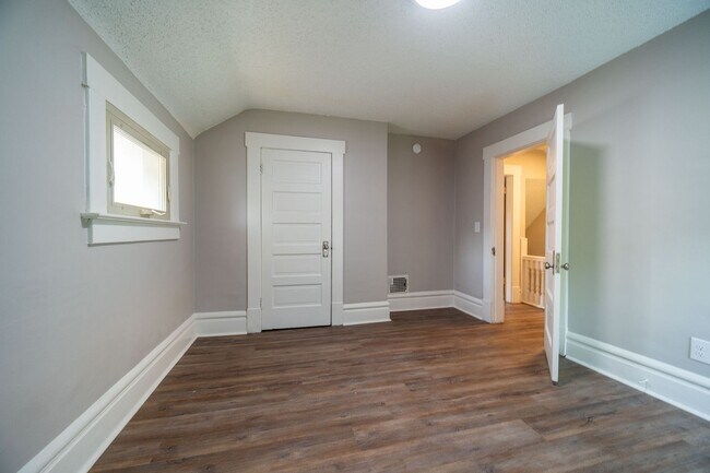 Building Photo - 810 Miller Ave