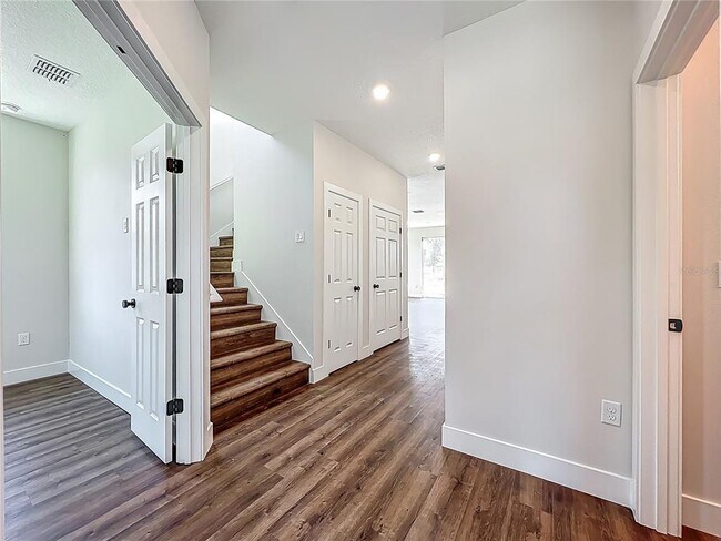 Building Photo - 591 W Osceola St