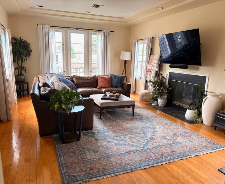 Living room - 222 S Hamilton Dr