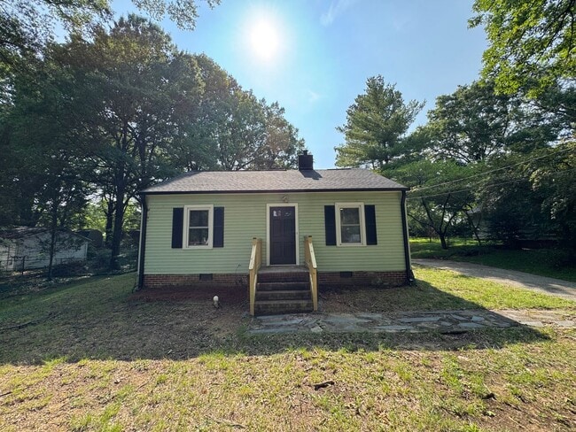 Building Photo - 2bed/1bath w/ detached garage!