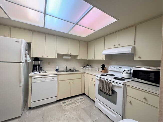 Building Photo - NEW PRICE! Close to beautiful Nokomis Beach and Casey Key