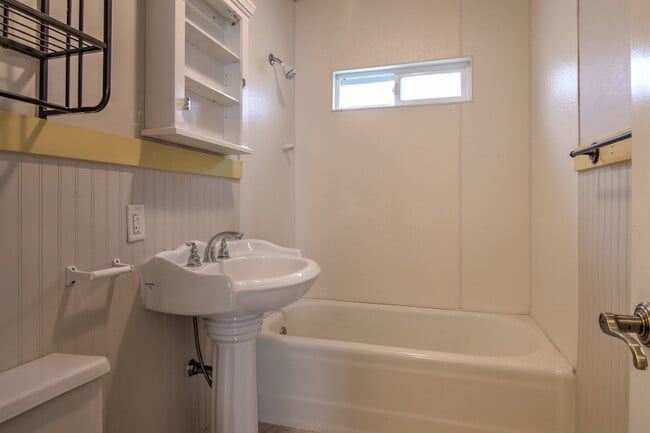 Building Photo - 2 Bedroom Nampa Home_Large Lot_Pet Friendly