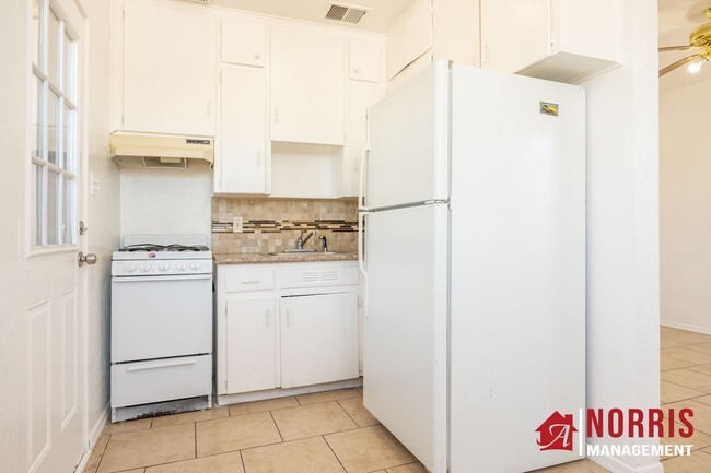 Building Photo - Charming One-Bedroom Duplex