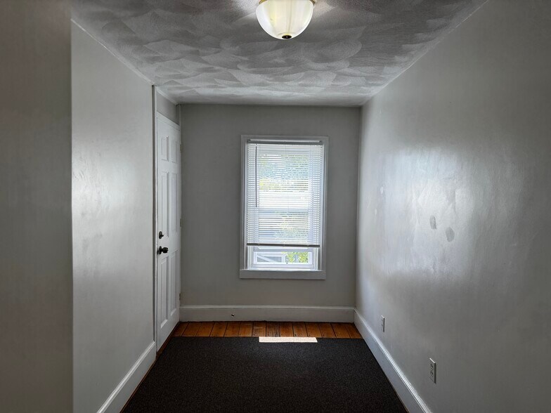 Building Photo - 63 Kenyon St