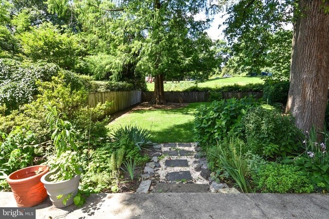 Building Photo - 6127 Brook Dr