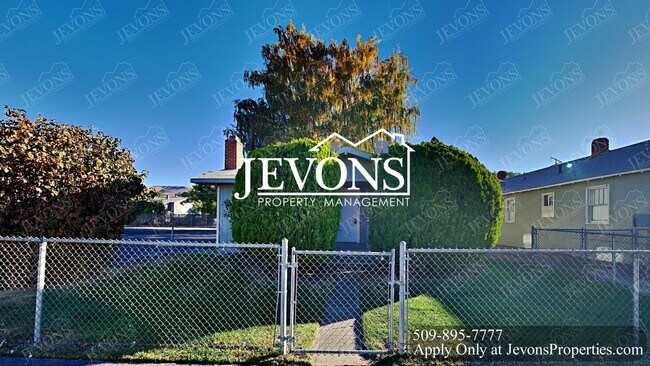 Building Photo - Embrace the cozy charms of this single-family home in Yakima's heart