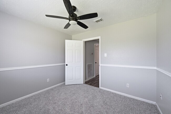 Building Photo - 1805 Whitebriar Dr
