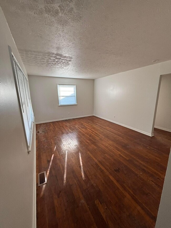 Building Photo - 1573 Courtright Rd