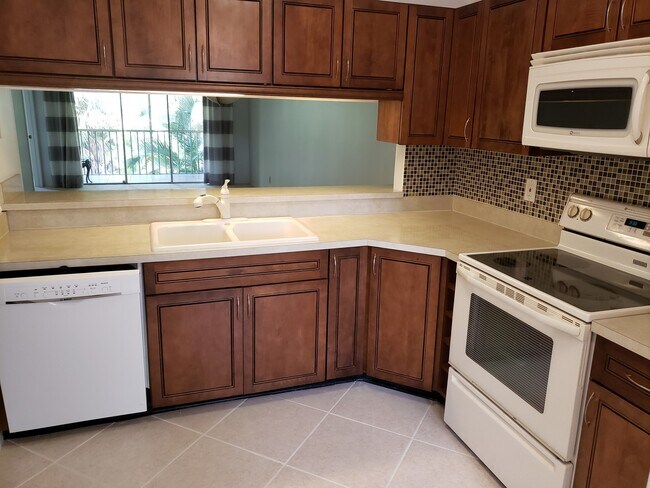 Building Photo - 2 bedroom, 2 bath in Woodmere Racquet Club