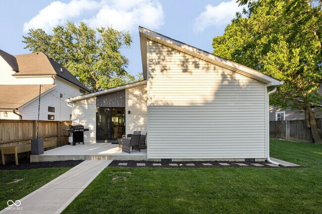 Building Photo - 806 N Beville Ave