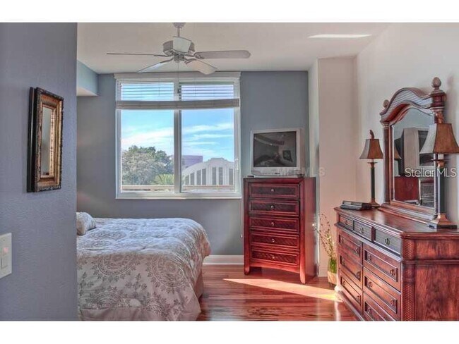 Building Photo - 800 N Tamiami Trl