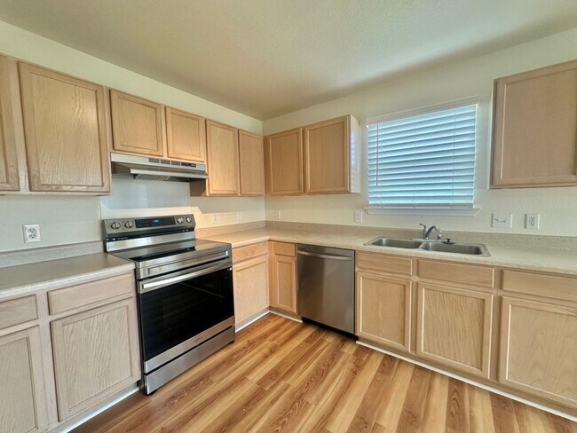 Building Photo - 3 BED 2.5 BATH WITH FRESH PAINT AND NEW AP...