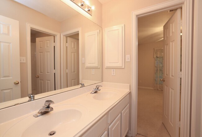 Building Photo - 17222 Leeside Dr