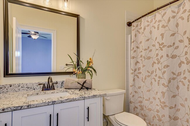 Building Photo - 3067 Rosewood Dr