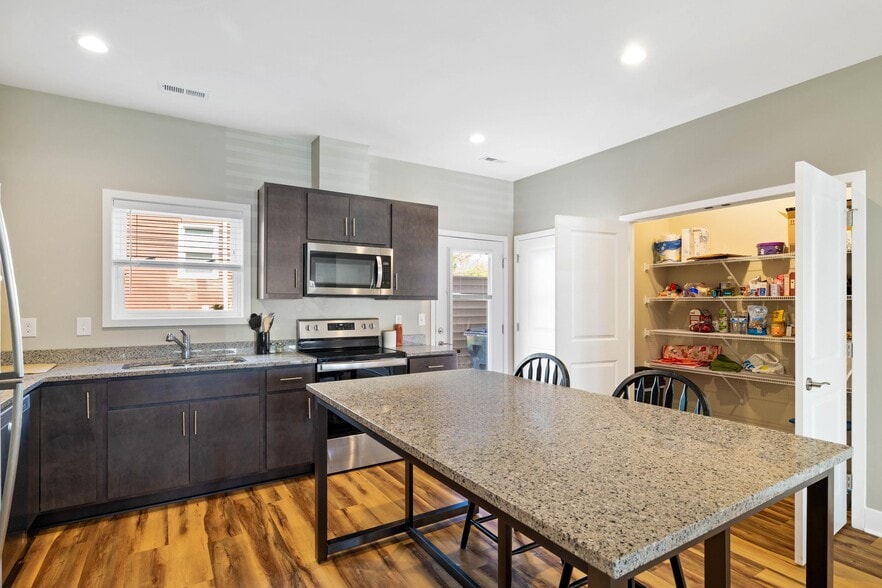 Building Photo - Clover Valley - 136