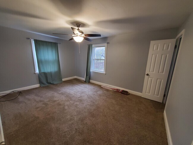 Building Photo - 85 Lyndale Dr