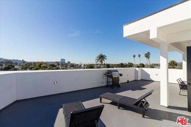 Building Photo - 2034 S Curson Ave