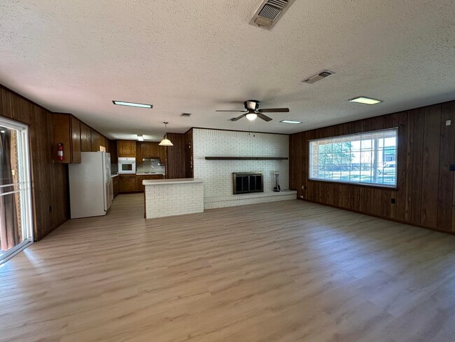 Building Photo - 697 Green St