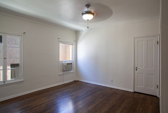 Building Photo - Charming Vintage 1 Bed / 1 Bath in the Heart of West Hollywood