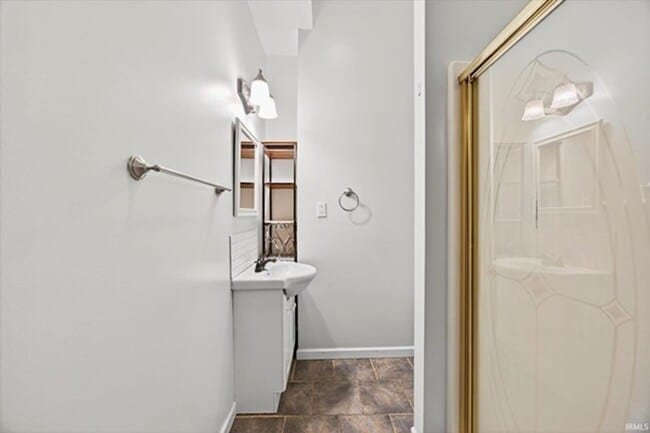 Building Photo - 2 bed, 2 bath Downtown Bloomington