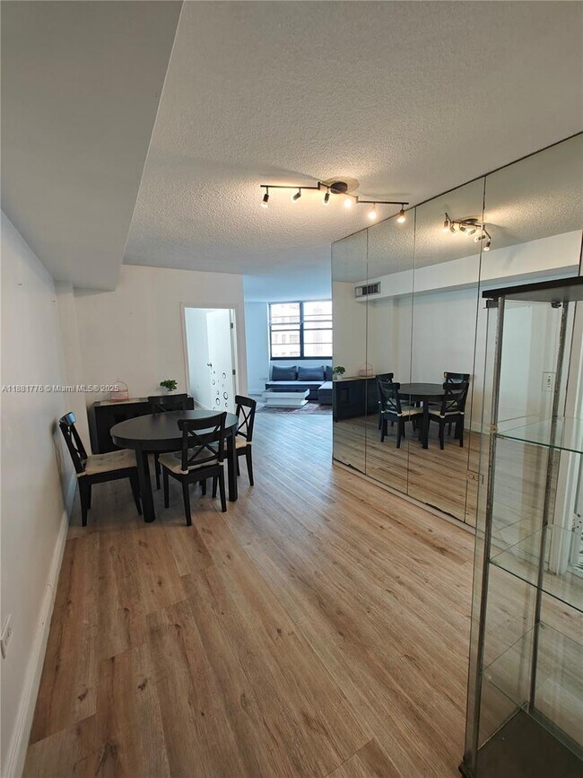 Building Photo - 905 Brickell Bay Dr