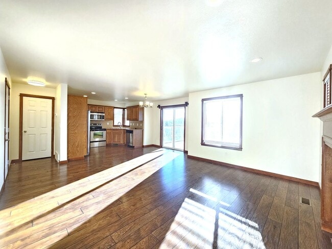 Building Photo - $2,200 -  3 Bed / 2.5 Bath Beautiful Spokane Valley House