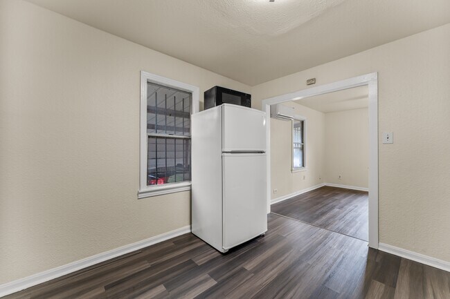 Building Photo - 820 Pecan Ave