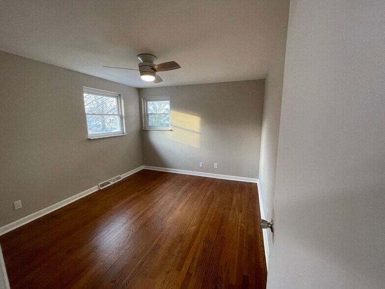 Building Photo - 7725 Bowen Ave