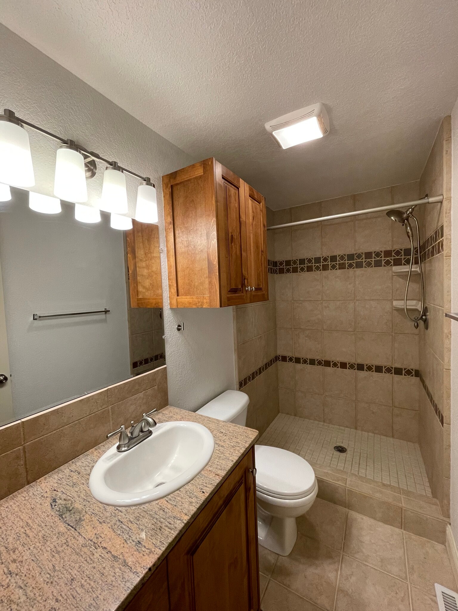 Master bathroom - 5420 W Hill Rd