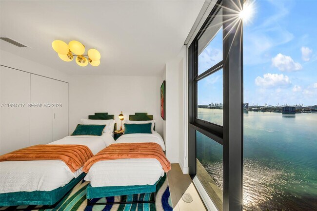 Building Photo - 700 NE 24th St