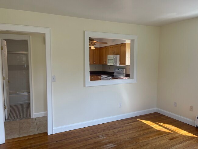 Building Photo - 184 Pine Island Tpke