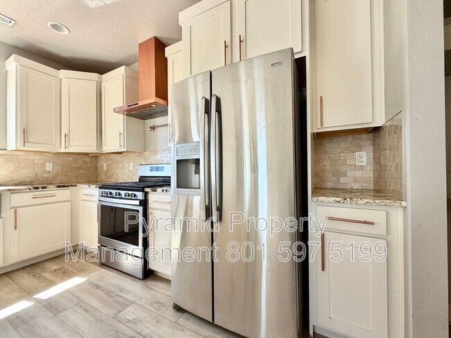 Building Photo - 673 W Beth Cir