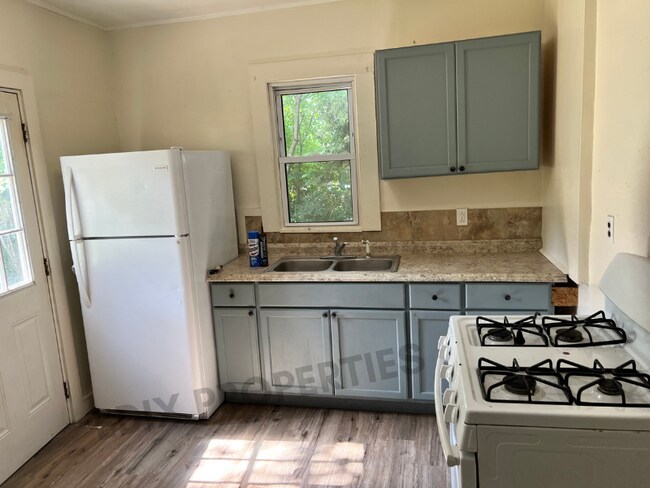 Kitchen - 613 N main st