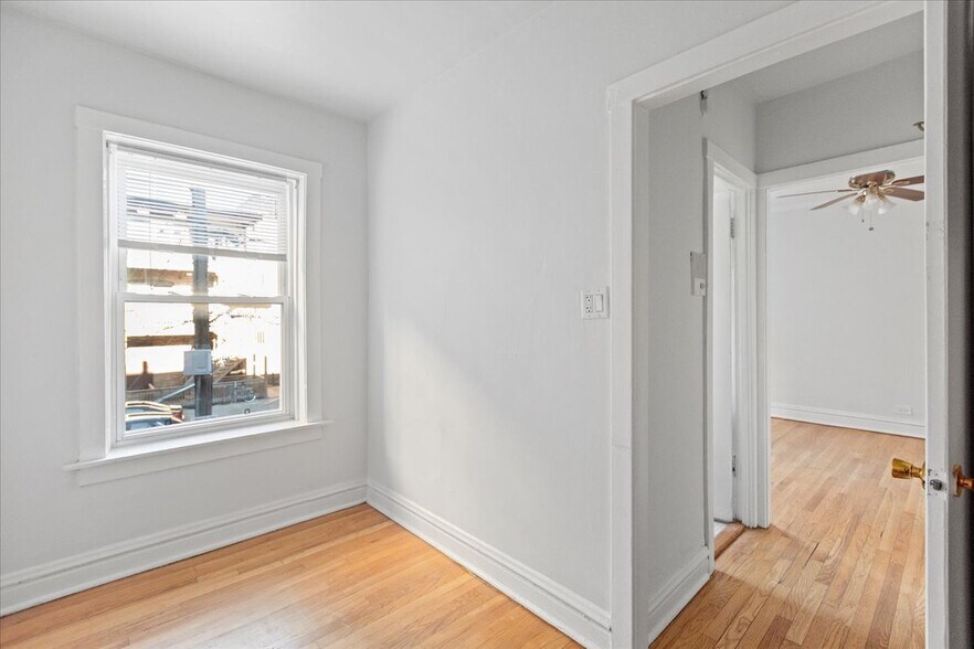 Building Photo - 658 W Oakdale Ave