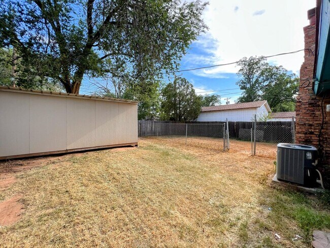 Building Photo - PRE-LEASING FOR SUMMER - Charming 4 Bedroom in the Heart of Lubbock