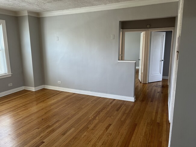 Building Photo - 1240 W 90th St