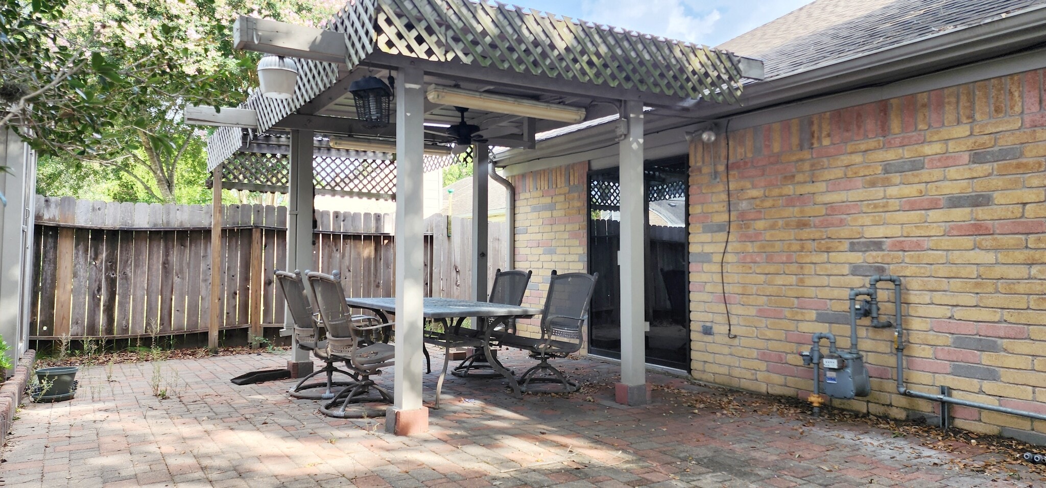 Cover patio with complementary furnished patio table & chairs - 4722 Rainbow Run