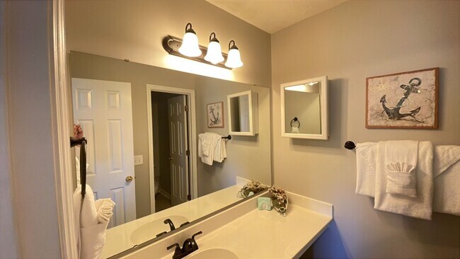 Building Photo - 565 White River Dr