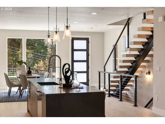 Building Photo - 617 SW Lobelia St