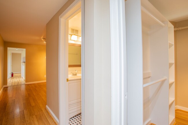 Building Photo - Lovely 1 BR/1 BA Condo in Dupont Circle!