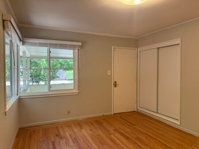 Building Photo - Fabulous single level Lafayette home nestled at the end of a tree-lined drive.