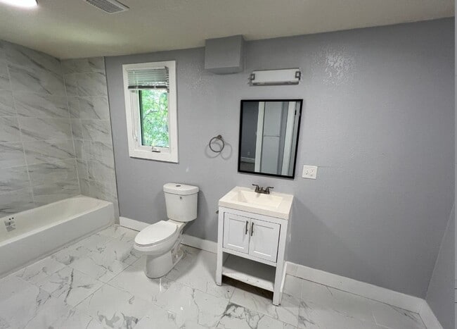 Building Photo - Spacious 5 Bed, 2.5 Bath in the heart of K...