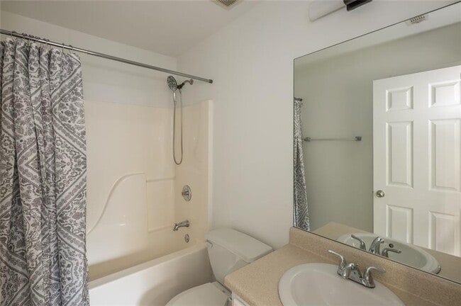 Building Photo - 1331 Memorial Dr SE