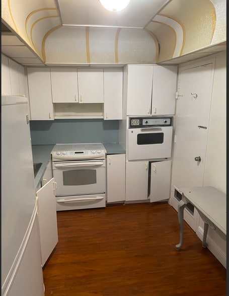 kitchen - 400 Kings Point Dr
