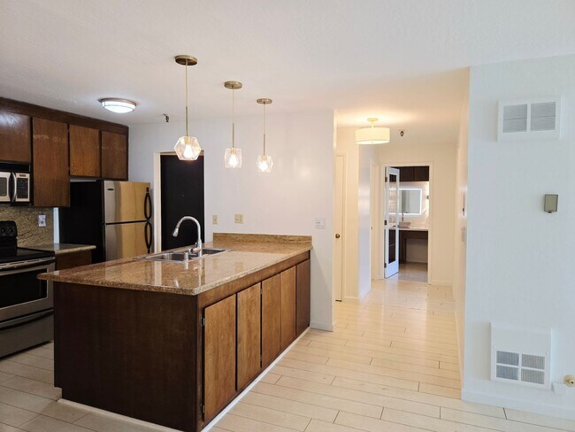 Building Photo - Top Floor Condo Unit