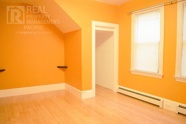Building Photo - Spacious 3 Bedroom in Prime Location