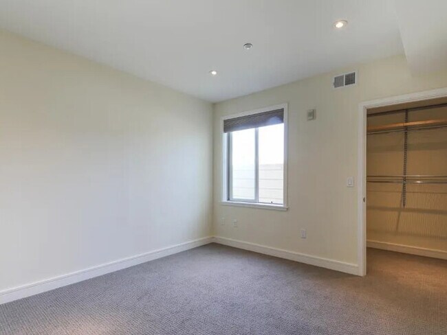 Building Photo - 1725 Washington St